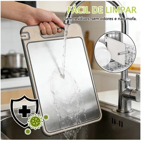 Tábua em inox sendo lavada na torneira: fácil de limpar, sem resíduos e sem odores